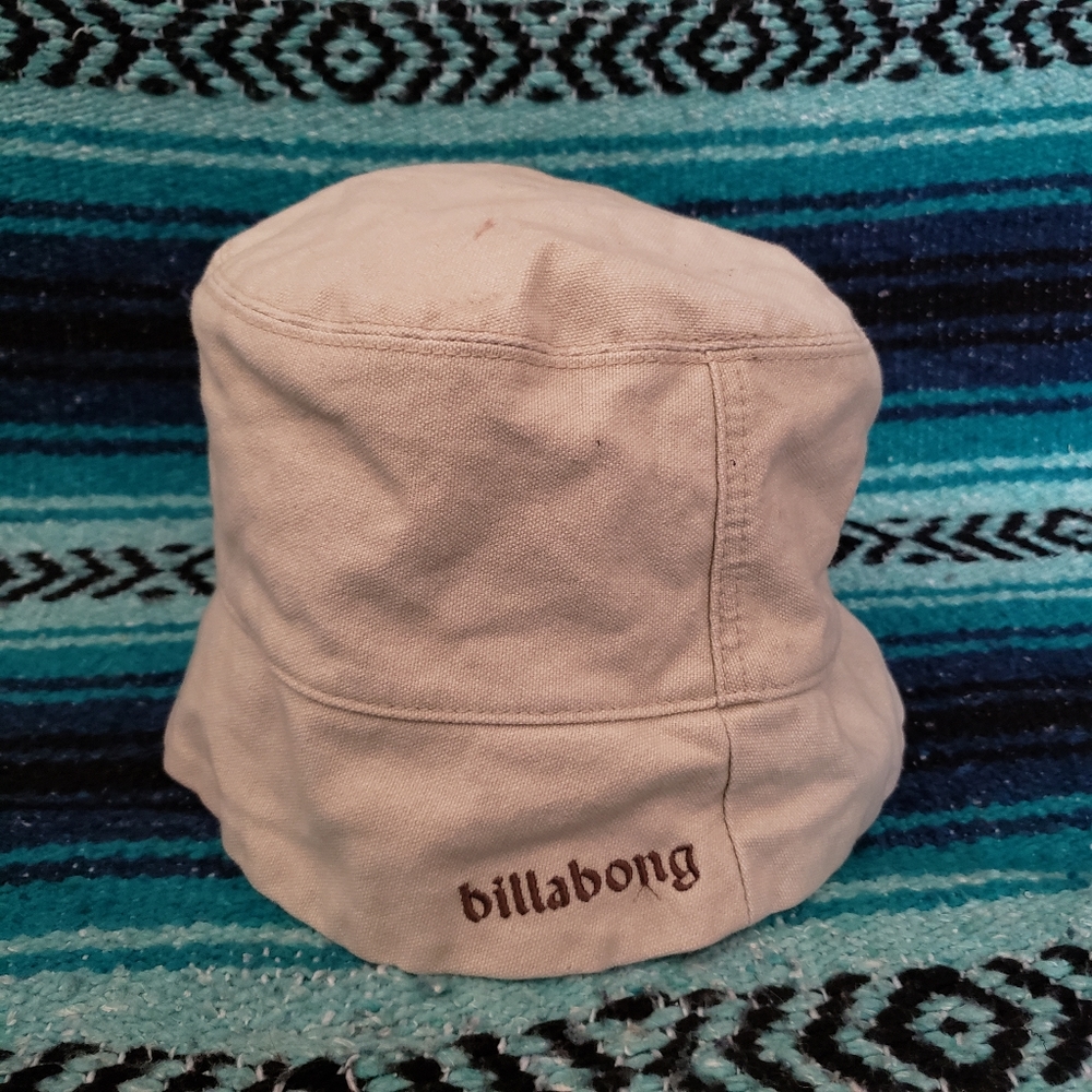 Vintagr 2000s reverseable billabong bucket hat